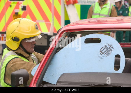 Casualty schermo essendo utilizzato per proteggere un incidente di macchina vittima in uno scenario di addestramento congiunta per i servizi di emergenza Foto Stock