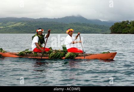 Isola Kioa Figi melanesia sud pacifico nativi in piroga canoe benvenuto ai visitatori Foto Stock
