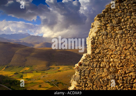 Le rovine della Rocca Calascio nel Parco Nazionale del Gran Sasso Abruzzo Italia Foto Stock