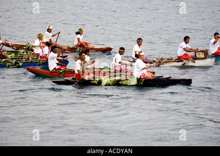Isola Kioa Figi melanesia sud pacifico nativi in piroga canoe benvenuto ai visitatori Foto Stock