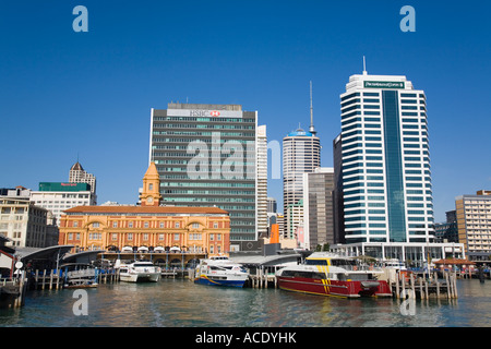 Traghetti in banchina da Wharf e il Ferry Building sul lungomare di grattacieli nel Distretto Centrale degli Affari dal porto di Waitemata Foto Stock