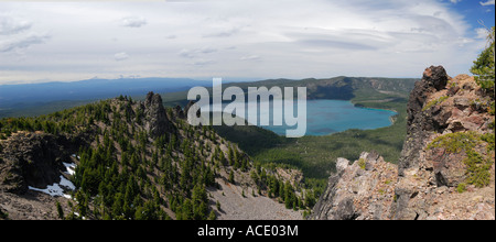 Panorama di Paulina lago dal picco di Paulina caldera Cascade Mountains Newberry cratere vulcanico nazionale monumento Oregon Foto Stock