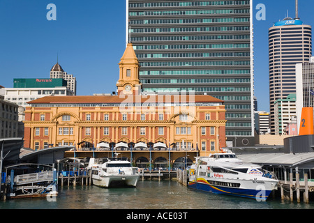 Città di Auckland Nuova Zelanda traghetti in banchina da Wharf e il Ferry Building sul lungomare dal porto di Waitemata Foto Stock