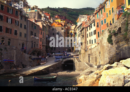 Italia Cinque Terre Riomaggiore vista della città guardando verso l'alto dal mare Foto Stock