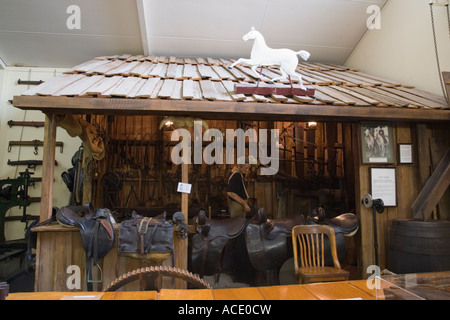 Il Museo di Kauri visualizzazione dei primi Pioneer smithy all'interno di Kauri legname e il museo di gomma. Matakohe Northland Isola del nord della Nuova Zelanda Foto Stock