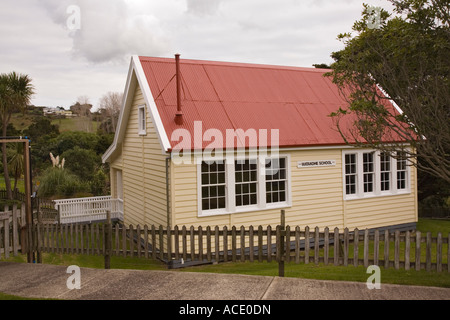 Il Kauri Museum Pioneer prima scuola di legno originale edificio scolastico dall'esterno Matakohe Northland Isola del nord Foto Stock