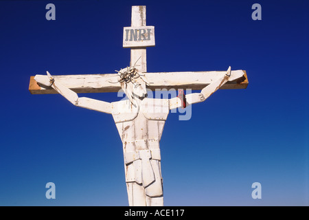 La passione di Gesù. INRI un crocifisso di Gesù Cristo segna una tomba sul ciglio della strada in memoria di un incidente stradale morto. Cile degli anni '2002 2000 Sud America. Foto Stock