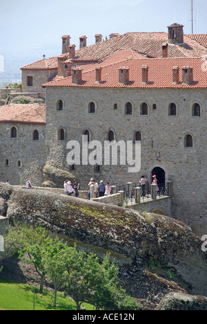 Il visitatore entrando in monastero di Santo Stefano (moni Aghiu Stefanu), Meteora Grecia continentale in Meteora area di pinnacoli di roccia e monasteri Foto Stock