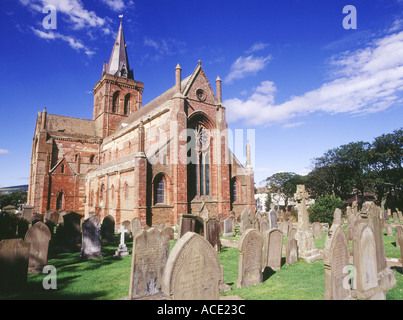 Dh St Magnus Cathedral KIRKWALL ORKNEY Cimitero Cimitero Norse Viking rosso e giallo cattedrale di arenaria Orcadi Foto Stock