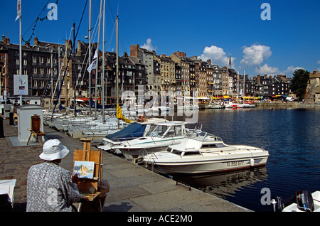 Artista pittura in porto, Honfleur, Normandia, Francia Foto Stock