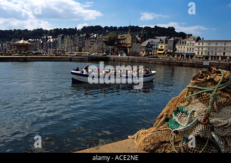 I turisti in barca nel porto di Honfleur, Normandia, Francia Foto Stock