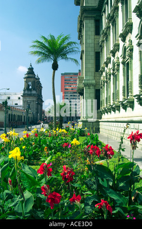 Una vista della torre del Palazzo Nazionale con aiuole di fiori nella Città di Guatemala, Guatemala, America Centrale Foto Stock