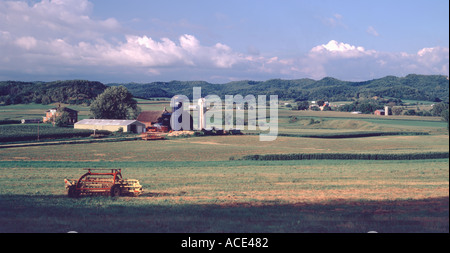 Wisconsin dariy farmland mostra fienili silos dei campi e delle macchine agricole sparse su un ampio campo canvas Foto Stock