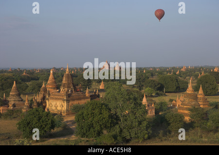 Myanmar Birmania Bagan zona archeologica più di 4000 templi in un ansa del Fiume Ayeyarwady vista in elevazione dei templi da sh Foto Stock