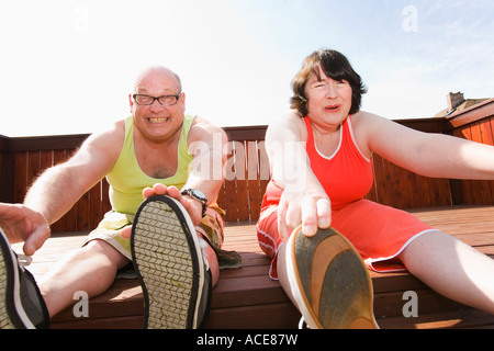 Giovane stretching sul patio Foto Stock