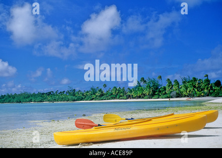 Kayak spiaggiata sull'isola di Aitutaki Lagoon Foto Stock