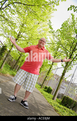 L'uomo scrollare fuori Foto Stock