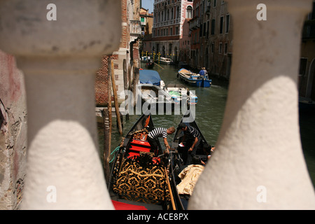 Venezia,l'Italia,canale laterale, gondoliere impaccamento fino per il giorno Foto Stock