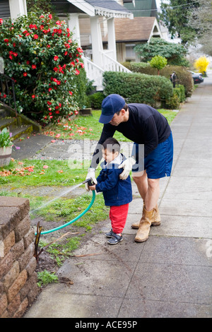 Padre e figlio impianti di irrigazione Foto Stock