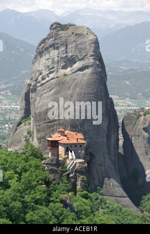 Classic pinnacolo roccioso paesaggio & vertice di vuoto nella regione di Meteora con un monastero greco edificio appollaiato sul livello inferiore nei pressi di Kalambaka Grecia UE Foto Stock