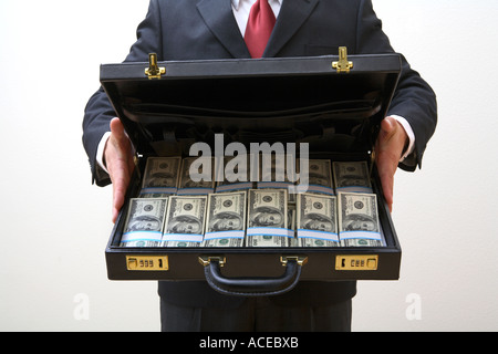 Imprenditore azienda Apri cartella piena di denaro Foto Stock