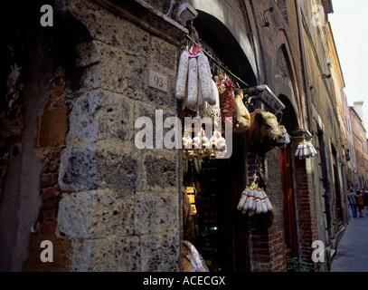 Salame salsicce e prosciutto di cinghiale in negozio delicatessen città di siena regione toscana italia Foto Stock