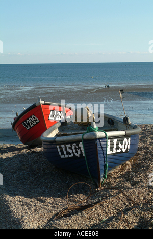 Il rosso e il blu barche di pescatori sulla spiaggia vicino al Promenade a Bognor Regis West Sussex England Regno Unito Regno Unito Foto Stock