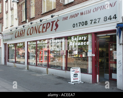 Romford London Borough of Havering stile moderno pawnbroker il prestito di denaro contro beni di consumo e bestie Foto Stock