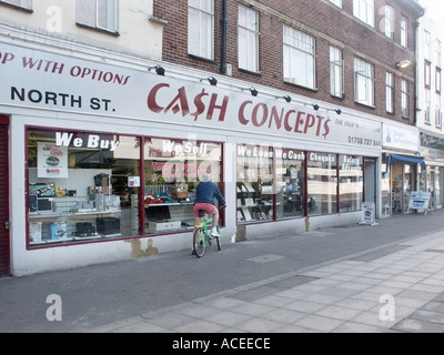 Romford North Street London Borough of Havering, broker di pewnbroker moderno che presta denaro contro beni di consumo e chattels England UK Foto Stock