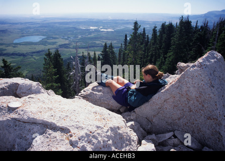 Un escursionista gode della vista dal cuore Butte peak lungo il Rocky Mountain Front, Montana, USA Foto Stock