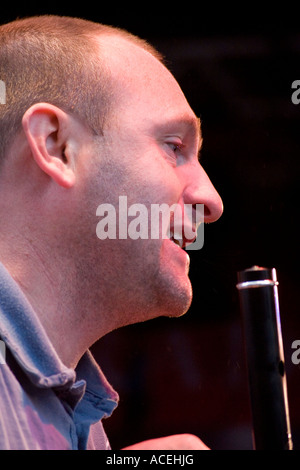 Michael McGoldrick tradizionale irlandese flautista dal vivo sul palco Foto Stock