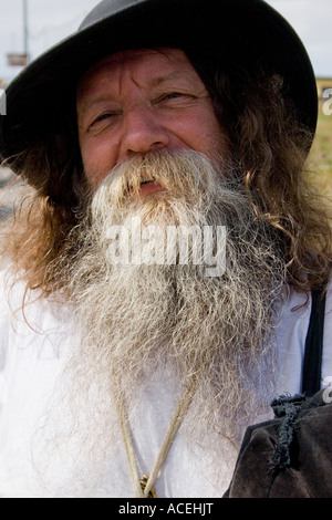 Uomo vecchio con una lunga barba bianca e capelli lunghi Foto Stock