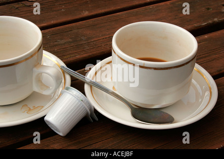 Svuotare le tazze di caffè in legno Tavolo picnic Foto Stock