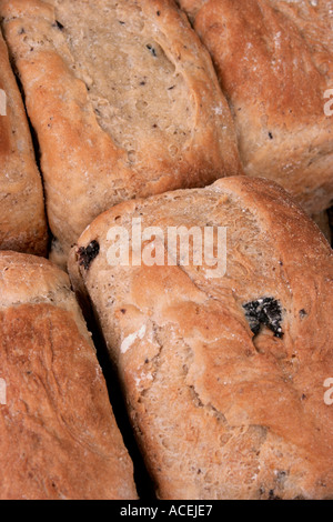 Pane appena sfornato focacce di oliva nera pane Foto Stock