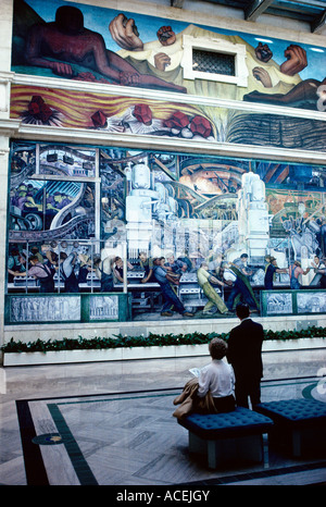 Diego Rivera murale di Industria di Detroit sulla parete nord del cortile Rivera, Detroit Institute of Arts di Detroit, Michigan Foto Stock