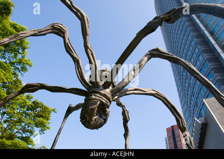 Il ragno gigante statua chiamata Maman davanti a Roppongi Hills Mori Tower a Roppongi quartiere di Tokyo Giappone Foto Stock