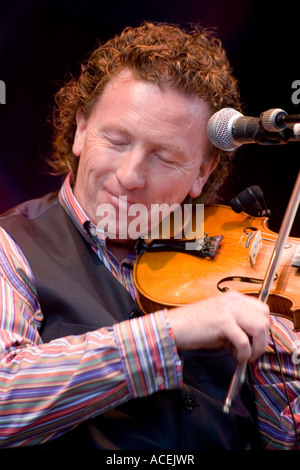 Frankie Gavin tradizionale famoso musicista irlandese suonando live Foto Stock