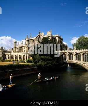 Punting sul fiume Cam ponte dei sospiri St Johns College di Cambridge East Anglia Foto Stock