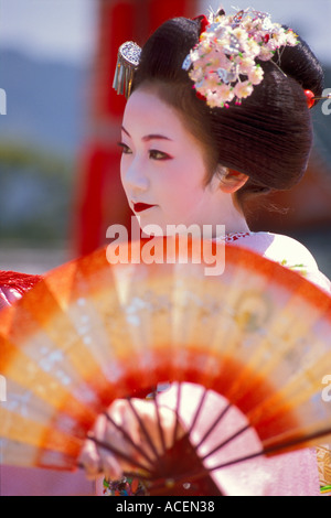 Maiko, o apprendista di geisha in allenamento, esegue una danza tradizionale dei fan durante la primavera a Kyoto, in Giappone. Foto Stock