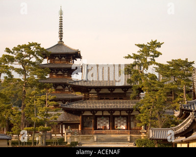 Cancello principale e cinque piani pagoda di Horyuji il più antico tempio in Giappone Foto Stock