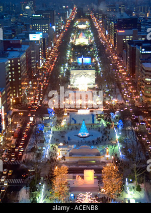 Famosa in tutto il mondo Sapporo Snow Festival in Hokkaido come visto da sopra al crepuscolo Foto Stock