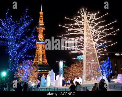 Famosa in tutto il mondo Sapporo Snow Festival in Hokkaido illuminata di notte con migliaia di luci scintillanti Foto Stock