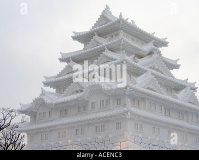 Replica in scala ridotta di Nagoya castello scolpito nel ghiaccio e neve e famosa in tutto il mondo, Sapporo Snow Festival in Hokkaido Foto Stock