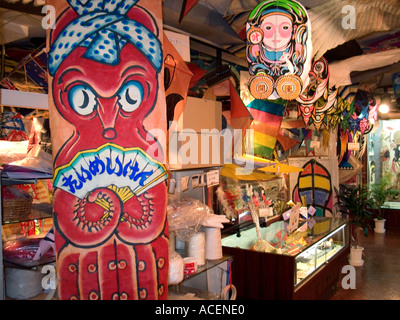 Carta artistica colorata e aquiloni di bambù di ogni dimensione e forma riempiono il Tokyo Kite Museum in Giappone. Foto Stock