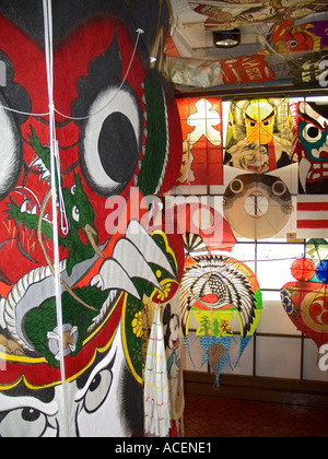 Carta artistica colorata e aquiloni di bambù di ogni dimensione e forma riempiono il Tokyo Kite Museum in Giappone. Foto Stock