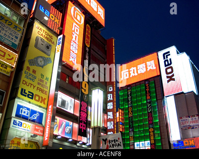 Luci al neon coprire facciate di edifici a Tokyo s consumer electronics distretto di Akihabara Foto Stock