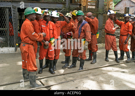 Gold Miner facendo una salute e controllo di sicurezza tra i colleghi le attrezzature minerarie prima del prossimo turno della metropolitana, Ghana Foto Stock