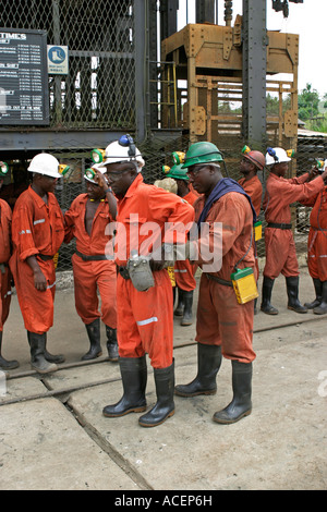 Gold Miner facendo una salute e controllo di sicurezza tra i colleghi le attrezzature minerarie prima del prossimo turno della metropolitana, Ghana Foto Stock