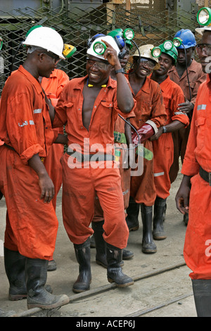 Gold Miner facendo una salute e controllo di sicurezza tra i colleghi le attrezzature minerarie prima del prossimo turno della metropolitana, Ghana Foto Stock