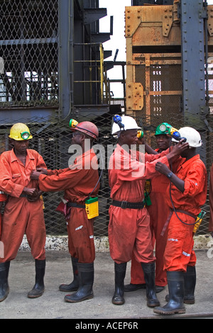 Gold Miner facendo una salute e controllo di sicurezza tra i colleghi le attrezzature minerarie prima del prossimo turno della metropolitana, Ghana Foto Stock